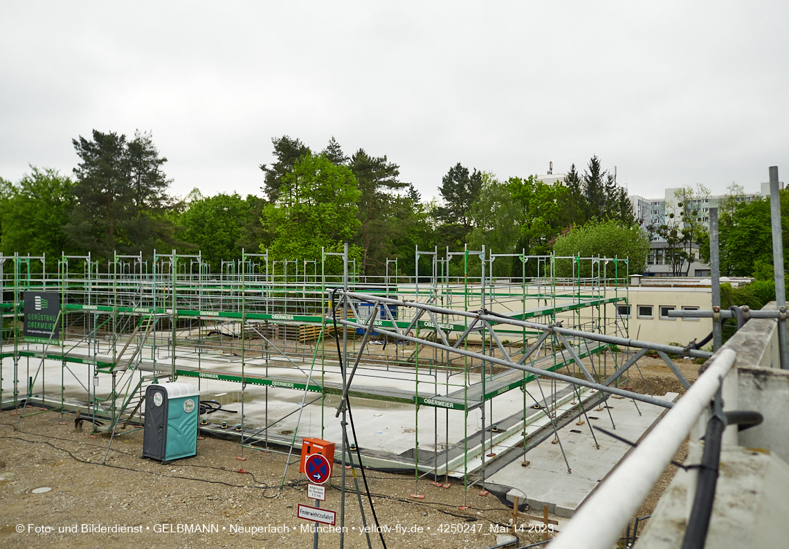 14.05.2023 - Ein Kran für die Baustelle Haus für Kinder in Neuperlach